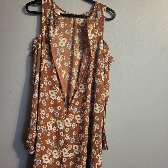 Cute cut-out cold shoulder long sleeves dress/ Robe épaules dénudé manche longue - Picture 9 of 10